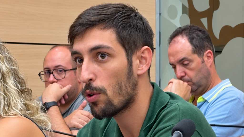El portavoz del PSOE Alfafar, Rubén Martínez, interviene en el pleno municipal ante el micrófono para defender el acuerdo de la mesa de trabajo para modernizar Alfafar.